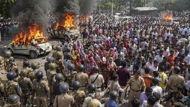 पुलिस की जीप समेत 5 गाड़ियां फूंकी, नोएडा में वेतन बढ़ाने की मांग पर अड़े हजारों श्रमिक; हाई अलर्ट पर दिल्ली पुलिस