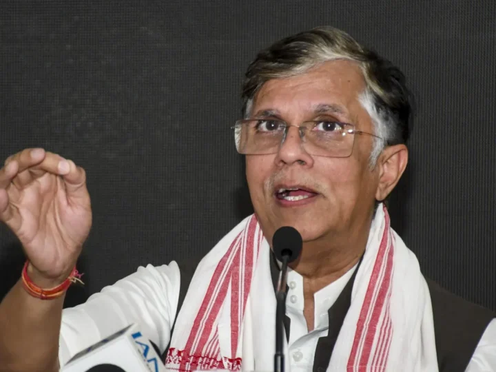 पवन खेड़ा के घर पहुंची असम पुलिस की टीम, सीएम हिमंता की पत्नी पर फर्जी पासपोर्ट के लगाए थे आरोप