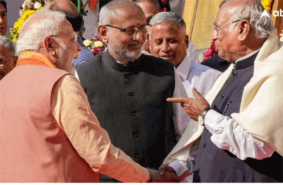 खरगे ने मिलाया हाथ, फिर पीएम मोदी ने कही ऐसी बात, खिलखिला कर हंस पड़े दोनों, देखें मजेदार वीडियो