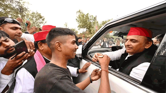 अखिलेश यादव के चाय पीने के बाद बढ़ीं दुकानदार की मुश्किलें? कहा- ‘मुझे दी जा रहीं गालियां’