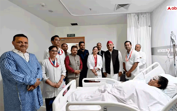 बहराइच में फूंका था पुतला, जला चेहरा, अस्पताल में भर्ती बीजेपी नेता का हाल जानने पहुंचे अखिलेश यादव