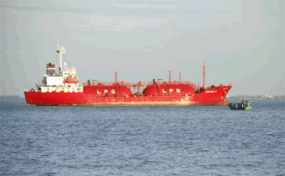 होर्मुज से एक और अच्छी खबर, 44 हजार टन LPG लेकर मुंबई आ रहा जहाज; लाइन में 17 और टैंकर