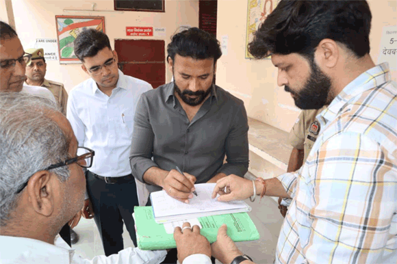 जिला निर्वाचन अधिकारी ने  सील्ड गोदाम का किया निरीक्षण