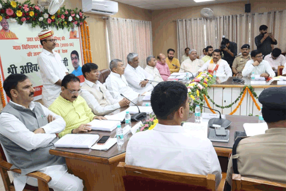 उत्तर प्रदेश विधान परिषद की विनियमन समीक्षा समिति ने जनपद के अधिकारियों के साथ की समीक्षा बैठक