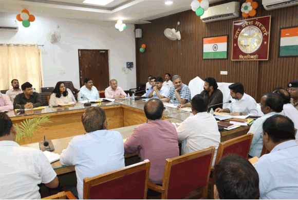 जनपद के नोडल अधिकारी ने की विकास कार्यों एवं कानून व्यवस्था की समीक्षा