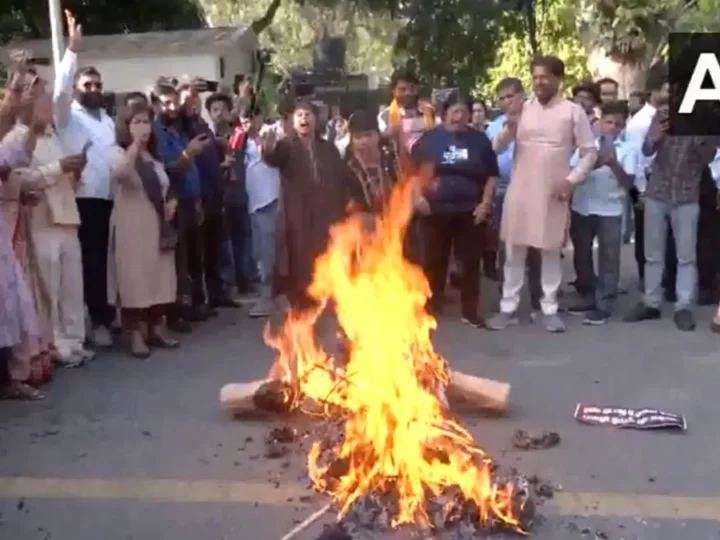 राहुल गांधी के घर के बाहर BJP का जोरदार प्रदर्शन, पुतला भी जलाया; CM रेखा गुप्ता समेत कई बड़े नेता शामिल