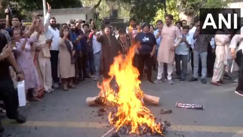 राहुल गांधी के घर के बाहर BJP का जोरदार प्रदर्शन, पुतला भी जलाया; CM रेखा गुप्ता समेत कई बड़े नेता शामिल