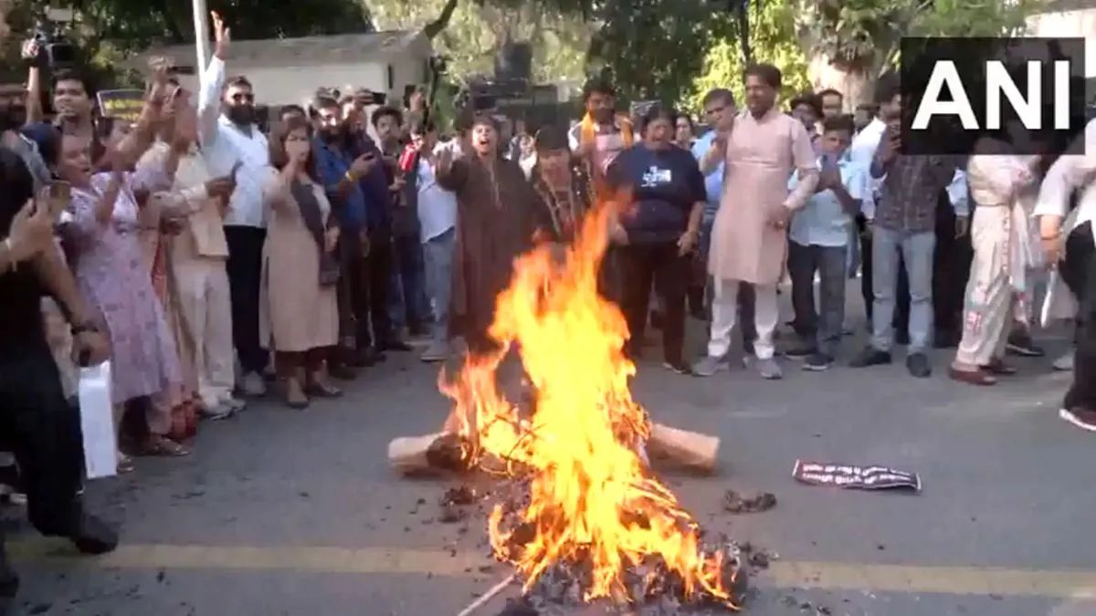 राहुल गांधी के घर के बाहर BJP का जोरदार प्रदर्शन, पुतला भी जलाया; CM रेखा गुप्ता समेत कई बड़े नेता शामिल