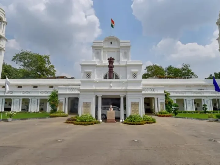 दिल्ली विधानसभा की सुरक्षा में बड़ी चूक, यूपी नंबर की गाड़ी घुसी, स्पीकर की कार पर फेंकी स्याही