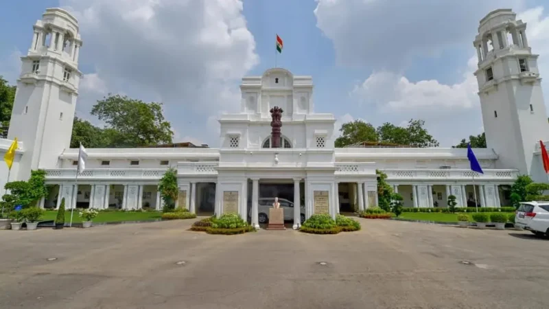 दिल्ली विधानसभा की सुरक्षा में बड़ी चूक, यूपी नंबर की गाड़ी घुसी, स्पीकर की कार पर फेंकी स्याही