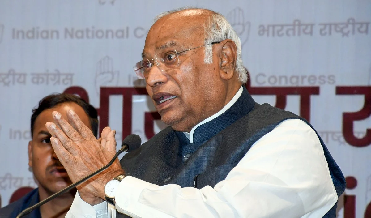 ‘मोदी नफरत की राजनीति पर फलते-फूलते हैं, बंगाल को अब विकास का मॉडल चाहिए’: मल्लिकार्जुन खरगे