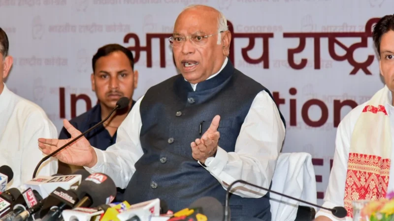 Parliament Session से पहले महिला आरक्षण पर सियासी घमासान, खरगे ने इसे बताया Political स्टंट