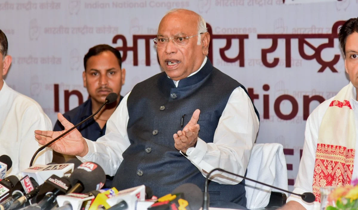 Parliament Session से पहले महिला आरक्षण पर सियासी घमासान, खरगे ने इसे बताया Political स्टंट