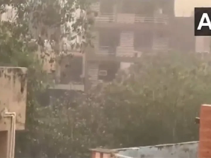 दिल्ली-NCR में तेज हवाओं के साथ झमाझम बारिश, कई इलाकों में गिरे ओले; खराब मौसम होने से दिन में छाया अंधेरा