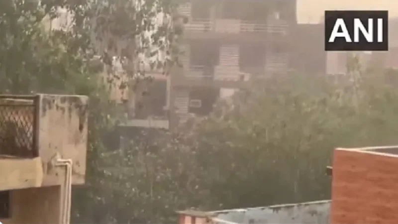 दिल्ली-NCR में तेज हवाओं के साथ झमाझम बारिश, कई इलाकों में गिरे ओले; खराब मौसम होने से दिन में छाया अंधेरा