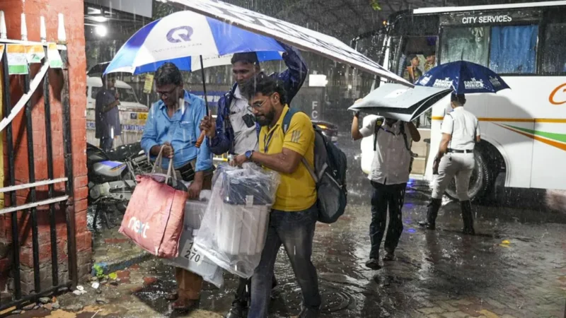 उत्तर प्रदेश से लेकर पश्चिम बंगाल तक तेज आंधी-तूफान का अलर्ट, 4 राज्यों में भारी बारिश की संभावना