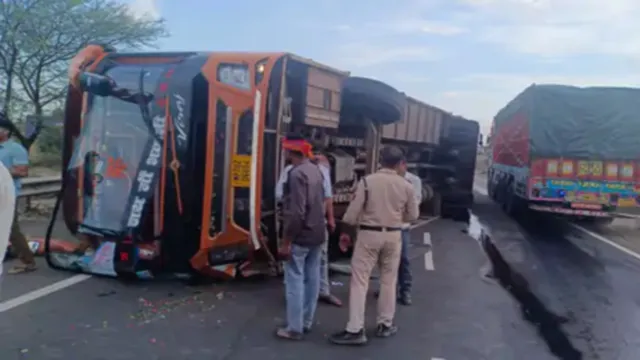 उज्जैन जा रही बारात की बस पलटी, दूल्हे की दादी समेत 3 की मौत, 19 घायल