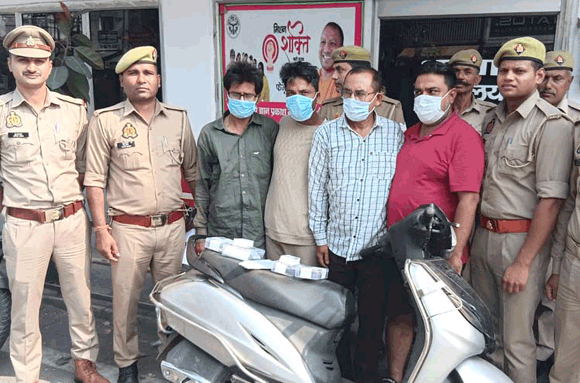 पुलिस के हत्थे चढ़े शातिर चोर, चोरी के आभूषण व नगदी बरामद