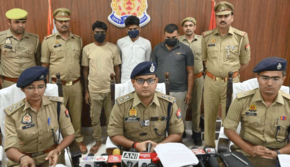पुलिस ने दबोचे तीन शातिर चोर, चोरी किया गया सामान एवं घटना में प्रयुक्त मोटरसाइकिल व कार की बरामद