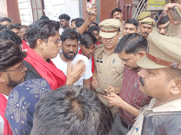 महिला से अभद्रता के आरोप में लेखपाल व कानूनगो पर कार्रवाई की मांग