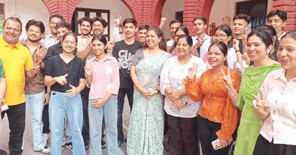 सीबीएसई 12वीं रिजल्ट पर छात्राओं का दबदबा, स्कूलों में जश्न का माहौल