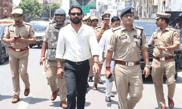 आगामी त्योहारों के मद्देनजर सहारनपुर में डीएम-एसएसपी का फ्लैग मार्च