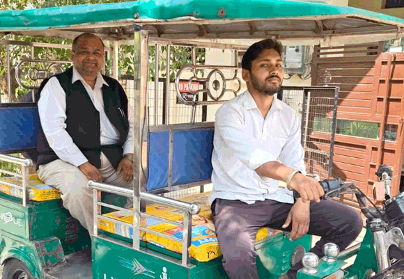प्रधानमंत्री मोदी की पहल का असर: ई-रिक्शा से दिवानी न्यायालय पहुंचे एडीजीसी तुषार अग्रवाल