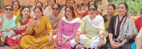 भाजपा महिला मोर्चा ने कांग्रेस सांसद इमरान मसूद के घर पर दिया धरना