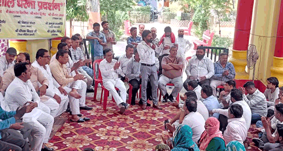 नगर निगम में निजी कंपनी के विरोध में सफाई कर्मचारियों का धरना जारी