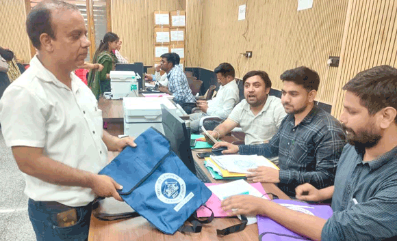 जनमणना के लिए निगम में की गयी किट वितरित