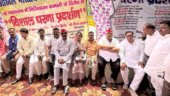 अस्वस्थ होने के उपरांत भी निजीकरण के विरोध में वाल्मीकि समाज के धरने में पहुंचे वरिष्ठ सपा नेता अभिषेक टिंकू अरोड़ा
