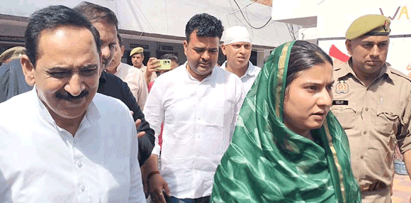 डीआईजी कार्यालय में हंगामा, सांसद इकरा हसन को पुलिस ने हिरासत में लिया