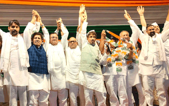 सपा-बसपा के कई नेताओं ने थापा कांग्रेस दामन