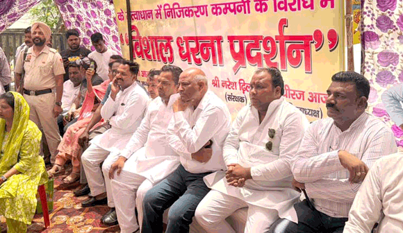 निजीकरण के विरोध में सफाई कर्मचारियों का उग्र आंदोलन, तीसरे दिन भी हड़ताल जारी