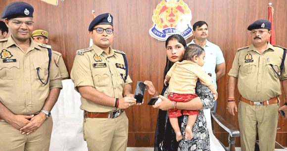 पुलिस ने गुम हुए मोबाइल उनके स्वामियों को सौंपे
