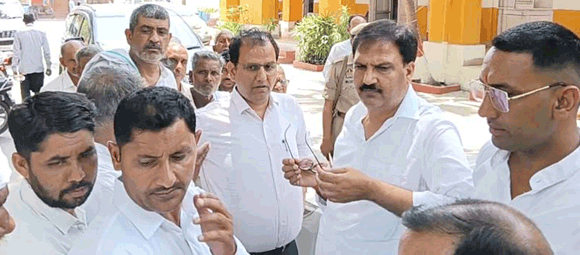 नकुड़ विधायक के नेतृत्व में ग्राम रानीपुर बरसी के ग्रामीणों ने जिला प्रशासन को सौंपा ज्ञापन