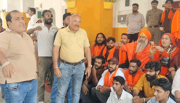 देवबंद दारूल उलूम की जांच कराने की मांग को प्रदर्शन