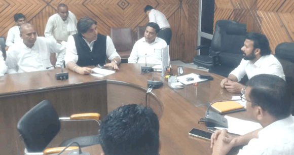 ग्रामीणों की समस्याआंे के समाधान को विधायक उमर अली खान ने डीएम से की मुलाकात