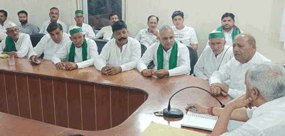 गन्ना भुगतान को लेकर गन्ना विभाग पर गरजे किसान