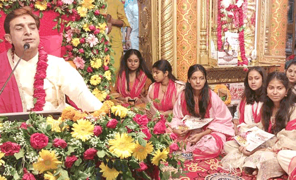 विद्वान पंडित ने बच्चों को संस्कारों की दी शिक्षा