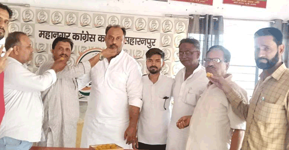 केरल में मिली जीत पर कांग्रेस ने जश्न मनाकर बांटी मिठाईयां