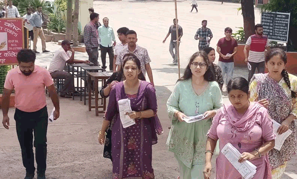 पीजीटी परीक्षा में 34 से 35 प्रतिशत परीक्षार्थी रहे उपस्थित