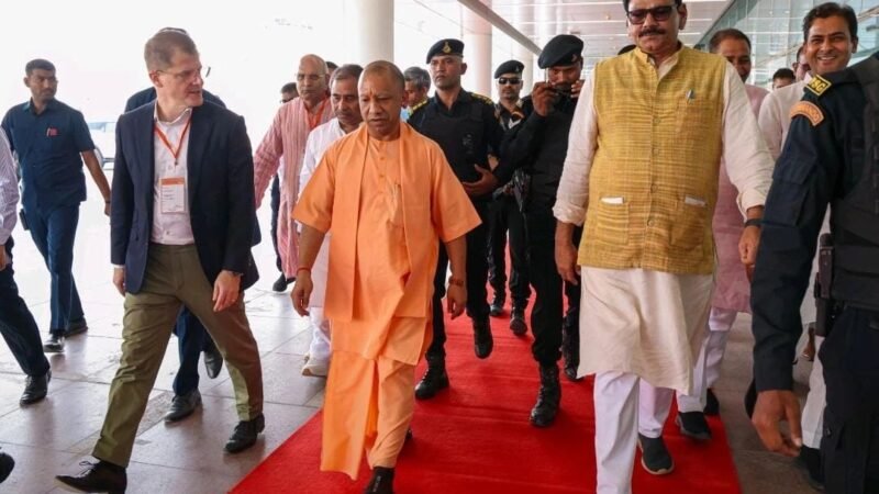 शुभेंदु अधिकारी के शपथ ग्रहण समारोह में शामिल होने पहुंचे CM योगी, एयरपोर्ट पर शानदार स्वागत