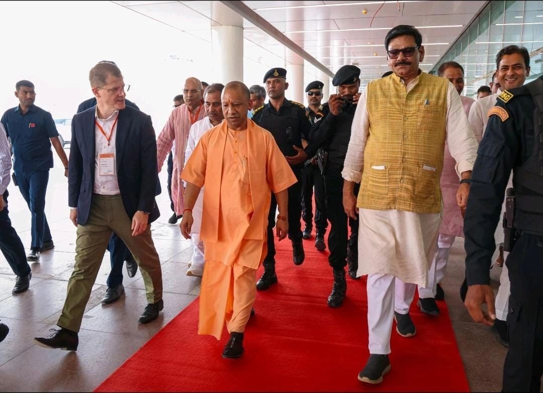 शुभेंदु अधिकारी के शपथ ग्रहण समारोह में शामिल होने पहुंचे CM योगी, एयरपोर्ट पर शानदार स्वागत