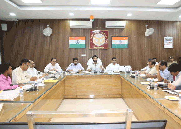 जिलाधिकारी की अध्यक्षता में हुई सीएम डैश बोर्ड पर विकास कार्यों की बैठक