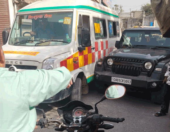 तहसील मुख्यालय के सामने सडक पर खडी कार से लगे जाम मे तीन एंबुलेंस मे मरीज तडपते रहे