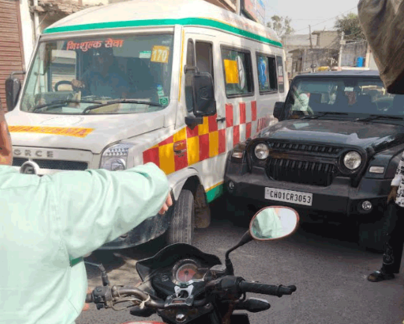 तहसील मुख्यालय के सामने सडक पर खडी कार से लगे जाम मे तीन एंबुलेंस मे मरीज तडपते रहे