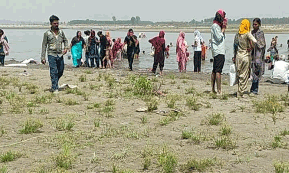 गंगादशहरे पर हजारो ने यमुना मे डुबकी लगाई