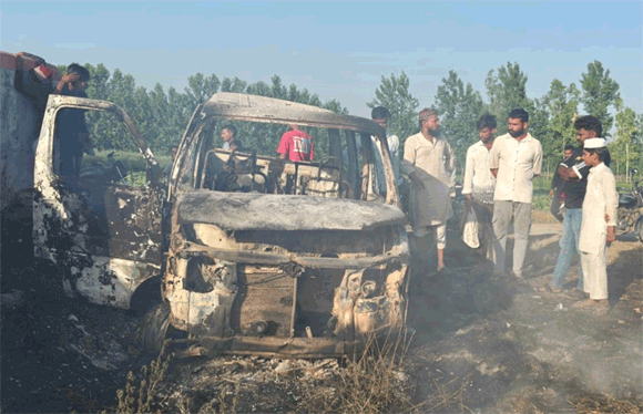 मल्हामाजरा मे धू धू कर जलती मिली बिना इंजन की कार, पुलिस ने जांच शुरू की
