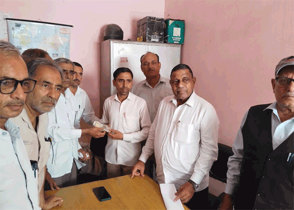 अधिवक्ता ने खोये पैसे मालिक को लौटाकर ईमानदारी की मिशाल पेश की
